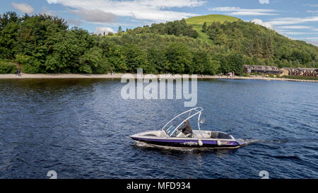 Loch Lomond, Glasgow, Escocia - 29 julio, 2016: Un hombre con una lancha en el Lago Lomond buscando turistas interrested para dar un paseo, el lago Lomond, Scot