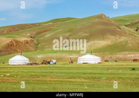 Distrito Shine-Ider, Mongolia - Julio 22, 2010: Mongolian yurts llamados gers en estepa Khovsgol Provincia, norte de Mongolia Foto de stock