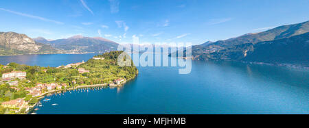 Vista aérea panorámica de la aldea de Pescallo y el Lago de Como, Bellagio, en la provincia de Como, Lombardía, Lagos Italianos, Italia, Europa (zumbido) Foto de stock