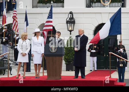 El presidente francés Emmanuel Macron, habla durante la ceremonia de bienvenida a la Casa Blanca, en Washington, D.C., 24 de abril de 2018. Ejército de EE.UU. (Foto por Zane Ecklund) Foto de stock