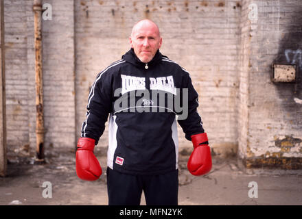 Altos hombre vestido con guantes de boxeo y casco Fotografía de stock -  Alamy