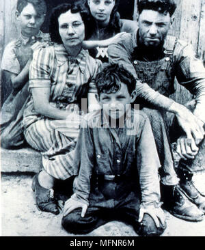 La familia estadounidense durante la Gran Depresión, la regulación económica, c1938. Foto de stock