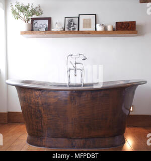 Bañera de madera independiente en el centro del cuarto de baño