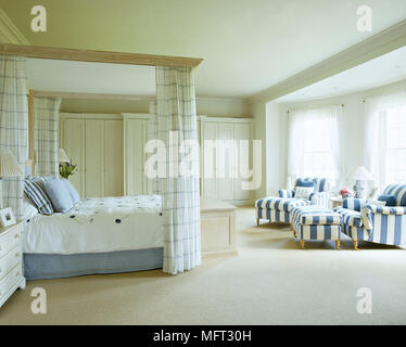 Dormitorio con sillones coincidentes Fotografía de stock - Alamy