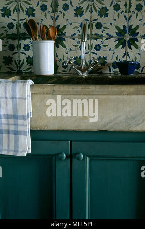 Un detalle de un rústico estilo country, cocina con fregadero de piedra, azulejos, Foto de stock