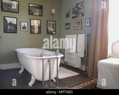 Tapa corrediza baño independiente contra la pared azul pastel con placas  decorativas en país de residencia Fotografía de stock - Alamy
