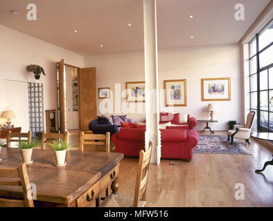 Gran Linea sofá y reposapiés en plan abierto salón con estufa de leña  Fotografía de stock - Alamy