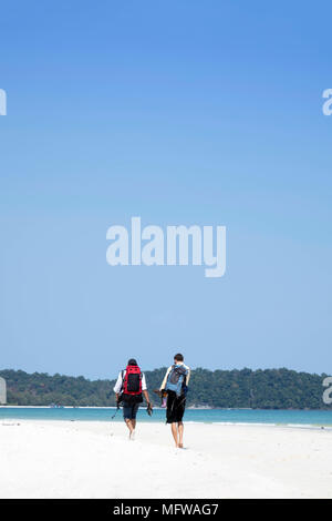 Dos mochileros que llegan en una idílica playa del sudeste asiático Foto de stock