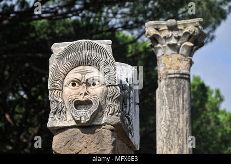La máscara del teatro de la ciudad romana de Ostia Antica. En la desembocadura del río Tíber, Ostia fue puerto de Roma hace dos mil años. Italia Foto de stock
