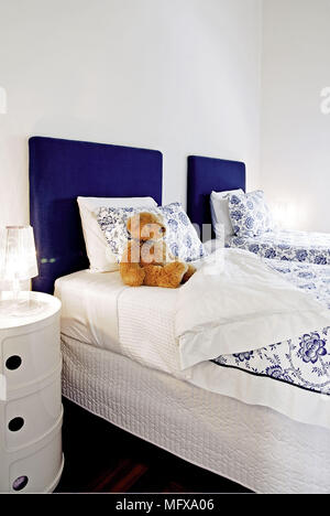 Sillones estampados coincidente en dormitorio con cabecero ornamental  Fotografía de stock - Alamy
