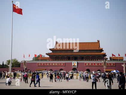 BEIJING, CHINA - Abril 25, 2018: los chinos ondear la bandera por el Gran Salón del Pueblo en la Plaza Tiananmen. Donat Sorokin/TASS