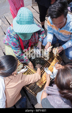 Los comerciantes musulmanes Cham con una captura de cangrejos en el mercado de cangrejo en Kep, Camboya Foto de stock