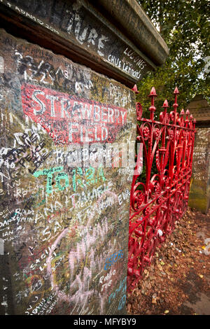 Las puertas al campo de fresas que se hizo famoso por la canción de los beatles Strawberry Fields forever escrito por John Lennon que vivía cerca Liverpool Merseyside e Foto de stock