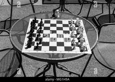 Chess board without chess pieces Imágenes de stock en blanco y negro - Alamy