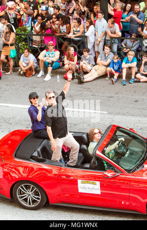 Actor JUDGE REINHOLD paseos iin un convertible y olas a la multitud como él participa en el Dragon Con desfile el 3 de septiembre de 2016 en Atlanta, GA. Foto de stock