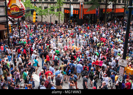 Una gran multitud de espectadores se dispersa en Peachtree Street, tras la celebración de la anual Dragon Con desfile el 3 de septiembre de 2016 en Atlanta, GA. Foto de stock