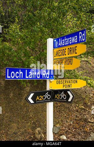 Señal de carretera en los Alpes a ciclo oceánico Trail en el lago Aviemore, Canterbury, Isla del Sur, Nueva Zelanda