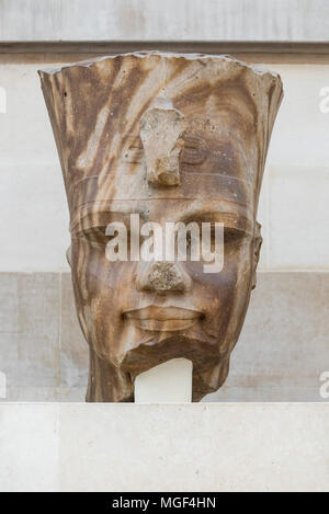 Londres. Inglaterra. Museo Británico. Cabeza de cuarcita de faraón egipcio Amenhotep III portando la corona roja del Bajo Egipto (con uraeus Deshret)