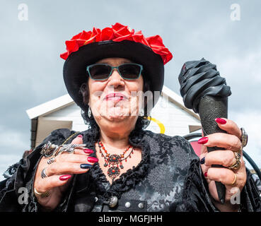 Mujer sosteniendo "Whitby' Jet Black ice cream en Whitby Goth festival de fin de semana. Whitby, North Yorkshire, Inglaterra. UK Foto de stock