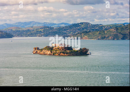 La Isla de Alcatraz, en la Bahía de San Francisco, a 1,25 millas de la costa de San Francisco, California, EE.UU. Foto de stock