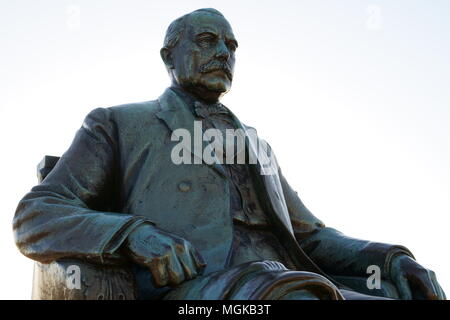 Belles-Isle, Detroit, Michigan /USA-Abril 7th, 2018 : La estatua de James Scott mirando a su fuente. Foto de stock