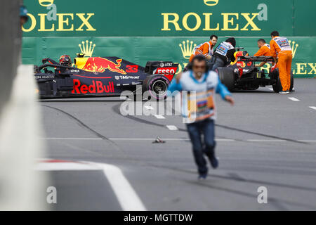En Bakú, Azerbaiyán. 29 abr, 2018. Max VERSTAPPEN (NED), Aston Martin Tag Heuer Red Bull RB14, después de su accidente con Daniel RICCIARDO (AUS), Aston Martin Tag Heuer Red Bull RB14, durante el campeonato mundial de Fórmula Uno de 2018, el Gran Premio de Europa en Azerbaiyán del 26 al 29 de abril en Bakú - : Campeonato Mundial; 2018; Grand Prix Azerbaiyán, Gran Premio de Europa de Fórmula 1, 2018, 29.04.2018. | Uso de crédito en todo el mundo: dpa picture alliance/Alamy Live News