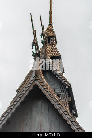 Fantoft Stavkirke - Iglesia de madera cerca de Bergen, Noruega, rodeado de  árboles, arquitectura vikinga Fotografía de stock - Alamy