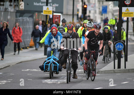 Los ciclistas paseo a través de la intersección de tráfico en Blackfriars Road y Stamford Street en dirección sur hacia la autopista de Southwark en la bicicleta en el centr Foto de stock