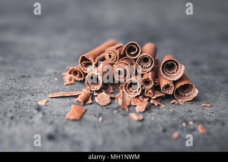 Delicioso chocolate con leche swilrs sobre fondo rústico Foto de stock