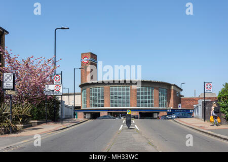 La estación de metro del parque Chiswick Desde Acton, Chiswick Lane, London Borough de Hounslow, Greater London, England, Reino Unido Foto de stock