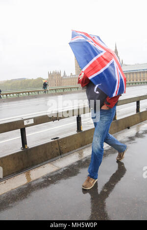 Londres, Reino Unido. El 30 de abril de 2018. Viajeros y turistas lucha para lidiar con el frío azota la lluvia en Westminster Bridge gale vigor condiciones llegando a 60 mph cuando la temperatura baja de 6 grados centígrados en la Capital Credit: amer ghazzal/Alamy Live News