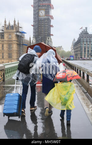 Londres, Reino Unido. El 30 de abril de 2018. Viajeros y turistas lucha para lidiar con el frío azota la lluvia en Westminster Bridge gale vigor condiciones llegando a 60 mph cuando la temperatura baja de 6 grados centígrados en la Capital Credit: amer ghazzal/Alamy Live News