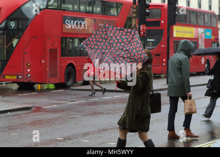 Londres, Reino Unido, 30 de abril de 2018,frío, húmedo y ventoso día en Londres como la previsión meteorológica es que quedan pendientes hasta el final de esta semana.Keith Larby Crédito/Alamy Live News