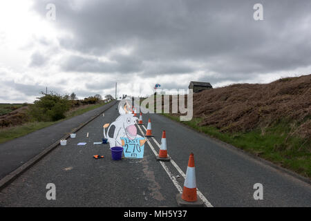 Ilkley Moor, West Yorkshire, Reino Unido. El 30 de abril de 2018. Los artistas pintan el Tour de Yorkshire acabado la primera cumbre sobre la vaca y ternera road ready para la carrera del viernes anamórfico (land art). ¿Qué va a ser? Rebecca Cole/Alamy Live News