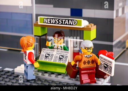 Tambov, Rusia - 21 de abril de 2018, Lego kiosco de periódicos y los clientes. Foto de estudio. Foto de stock