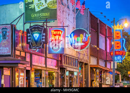 MEMPHIS, Tennessee - Agosto 25, 2017: Los clubes de blues en la histórica calle Beale en penumbra. Foto de stock