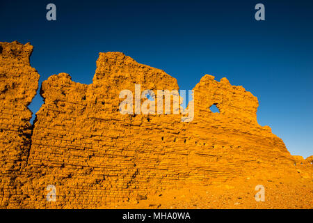 Ruinas del Templo Nadora en el Desierto de Egipto hasta kharga