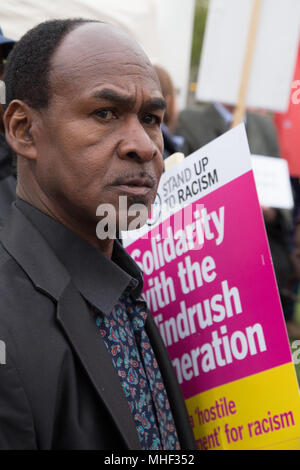 Londres, Reino Unido el 30 de abril de 2018, Harold Legister quien ha sido afectado por el escándalo windrush protestas pidiendo una amnistía para los afectados.