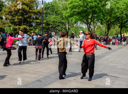 BEIJING, CHINA - Abril 30, 2018: la gente bailando en un parque. Taoranting Park es un gran parque de la ciudad situado en Xicheng District en la parte sur de ser