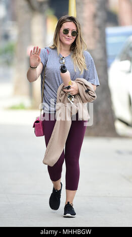 Hilary Duff lleva un bolso Gucci rosa después de un duro entrenamiento su primer día de regreso en Los Ángeles después disparar más jóvenes en Nueva York que Hilary Duff donde: Los Angeles, California, Estados Unidos Cuándo: 31 de ...