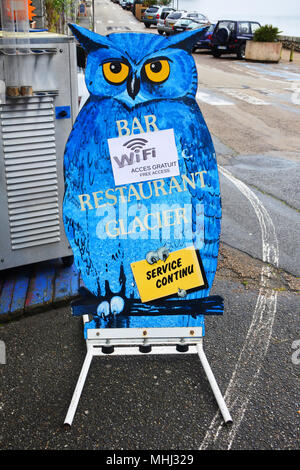 Un búho formaron una junta publicidad gratuita wi-fi, Huelgoat, Bretaña, Francia - John Gollop Foto de stock