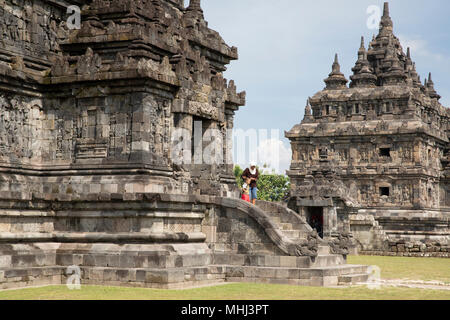 Los visitantes de Indonesia en Plaosan Lor templo budista cerca de Yogyakarta, Java Foto de stock