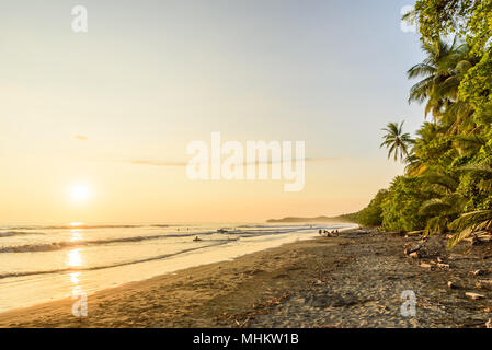 Atardecer en Playa Paraíso en Uvita, Costa Rica - hermosas playas y bosques tropicales en la costa del Pacífico de Costa Rica - destino turístico en el centro de un