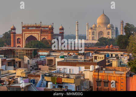 Taj Mahal y los tejados de la ciudad de Agra, India