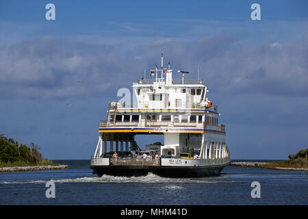 NC01580-00...CAROLINA DEL NORTE - el Ferry del nivel del mar dejando Silver Lake puerto en la ciudad de Ocracoke por parte de la Isla Ocracoke Outer Banks. Foto de stock