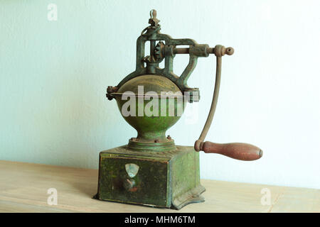 Viejo molinillo de café manual hecho de metal y madera con granos de café  asados aislados sobre fondo blanco. Vista superior. Italia Fotografía de  stock - Alamy