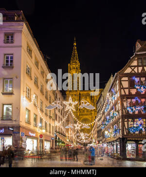 Vista de Notre-Dame de Estrasburgo con la iluminación de Navidad Foto de stock