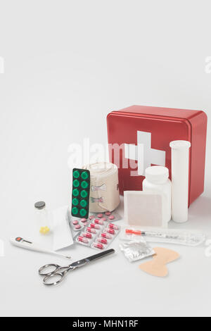 Suministros médicos, pastillas, botiquín de primeros auxilios