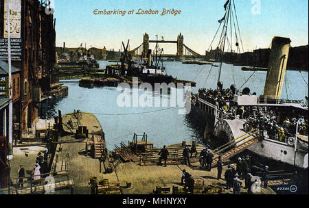 La gente de embarcarse en un placer el vaporizador en el río Támesis, cerca del Puente de Londres, Londres, con el puente de la torre en la distancia. Fecha: circa 1900