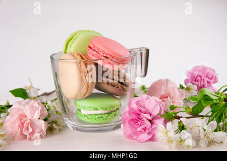 Macarons franceses en copa. Turquesa, chocolate y colores verdes. Concepto de primavera. Foto de stock